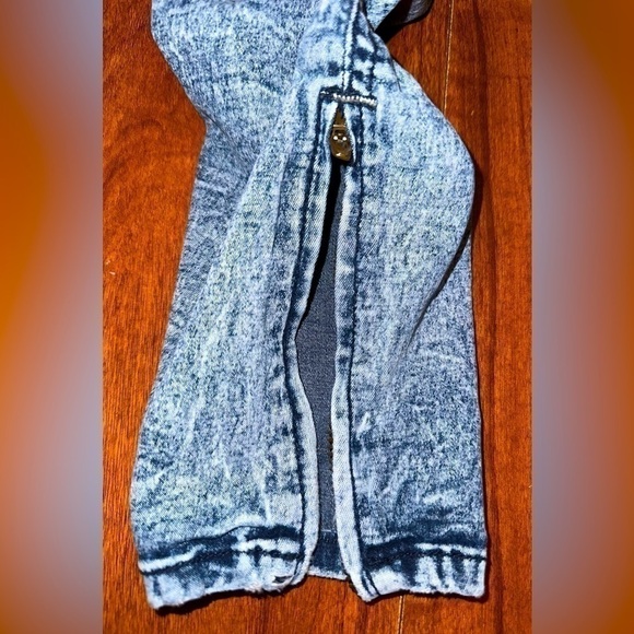 2.1 Denim Ankle Jeans w/ Zipper on Bottom - Picture 3 of 7